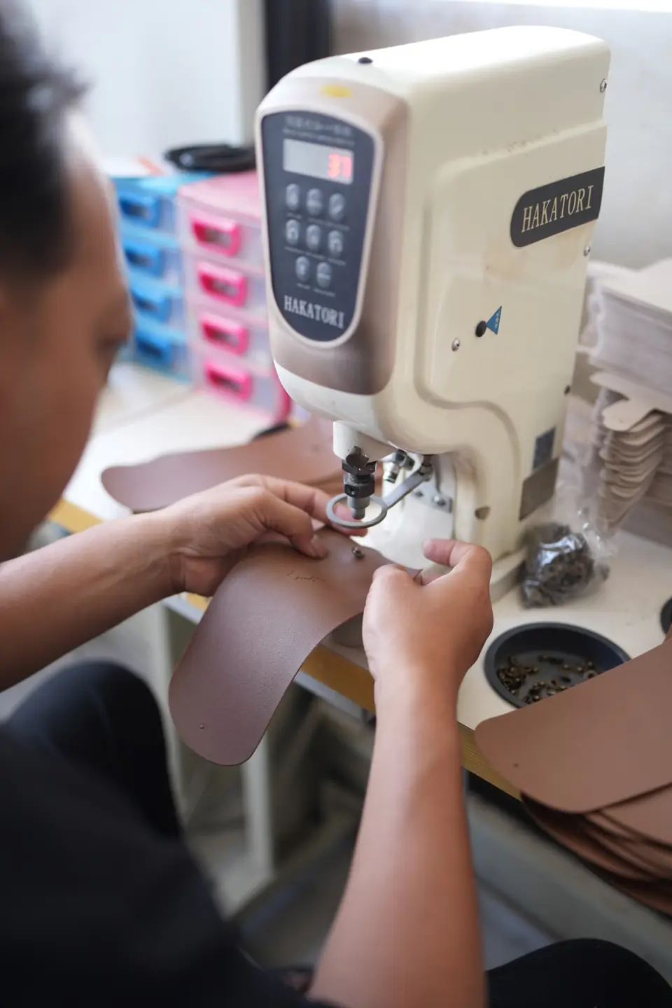 Proses pembuatan produk secara teliti di workshop ADA Project