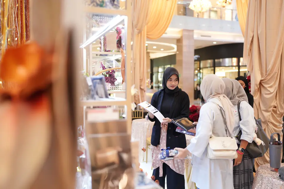 Pengunjung melihat koleksi ADA Project di wedding exhibition